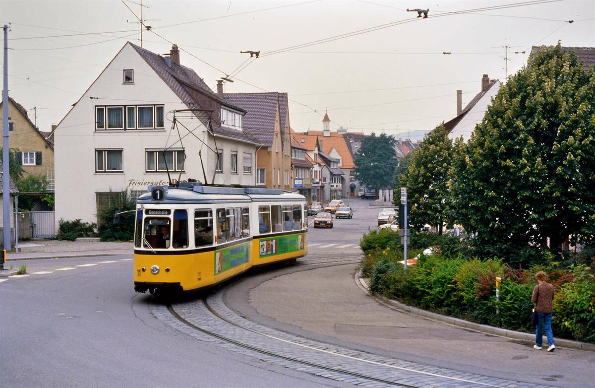 Dies war die enge Wendeschleife der Ulmer Straßenbahn in Söflingen. Ein Wagen der Baureihe GT 4, TW 11, ist hier unterwegs. Das Foto entstand am 29.09.1984.