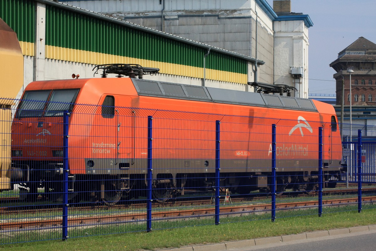 Diese 145-CL 002 Arcelor Mittal fand die Fotografin auf dem Hafengelnde in Stralsund. Leider war das Betreten nicht mglich und so war mir der fotografenunfreundliche blaue Zaun etwas im Weg. 29.07.2014, 15:13 Uhr  