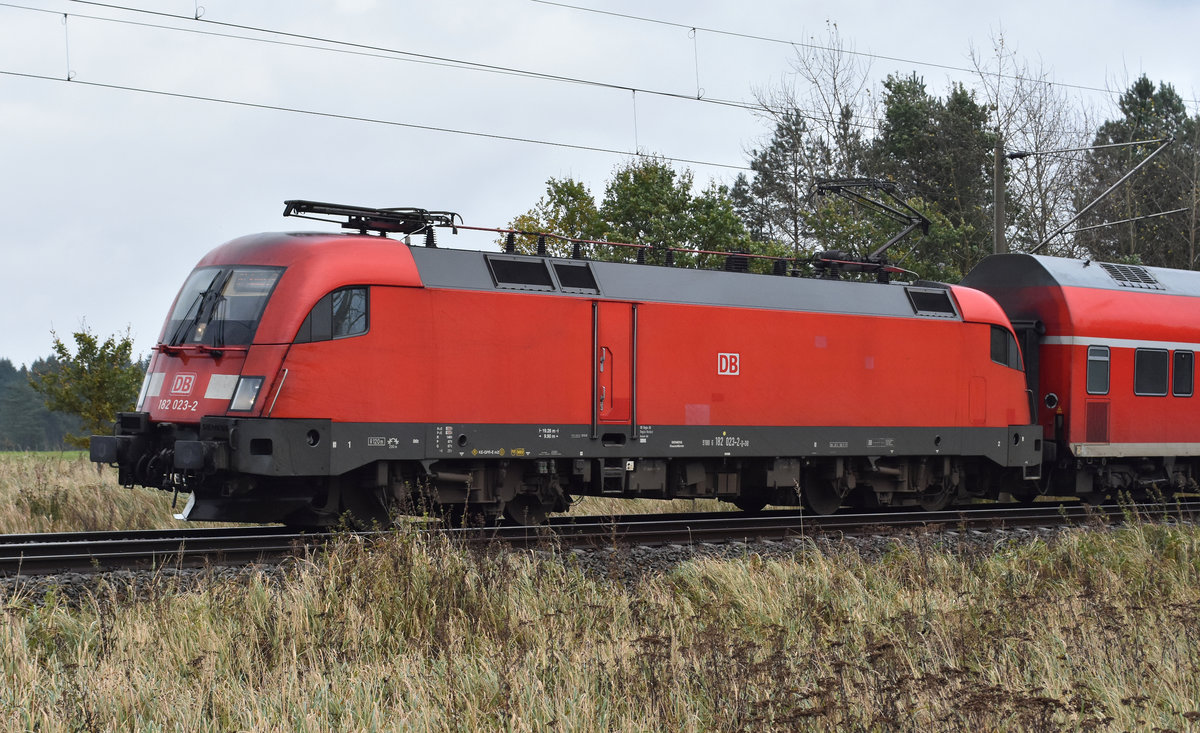 Diese 182 023-2 als RE1 unterwegs, kommend aus Schwerin hielt 3 mal in meinem Sichtbereich auf der Strecke an. Warum war nicht ersichtlich, es war wechselhaftes Wetter und stürmisch. Vielleicht hat der Kollege im Führerstand was erblickt oder Info bekommen, dass etwas auf dem Streckenabschnitt liegt. 3km östlich von Büchen 25.10.2017