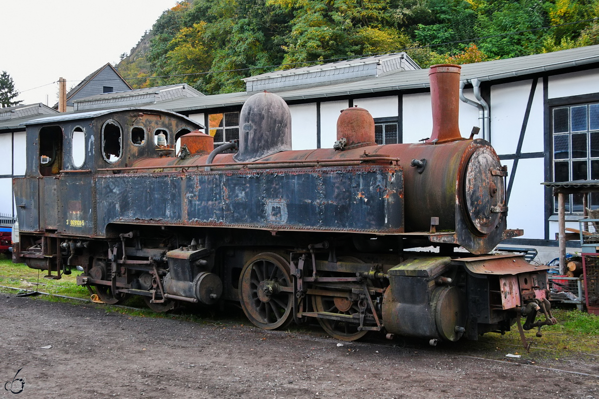Diese 1908 gebaute Dampflokomotive war ursprünglich in Portugal als CP E 168 (3 069168-5) im Einsatz und befindet sich seit 1998 wieder in Deutschland. (Brohl-Lützing, Oktober 2021)