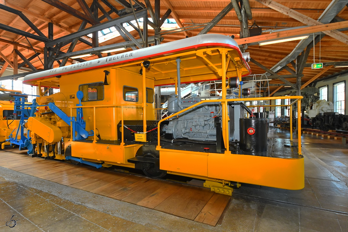 Diese 1956 gebaute Stopfmaschin mit Hebe- und Nivelliereinrichtung Plassermatic VKR 04 der Franz Plasser Bahnbaumaschinen Industriegesellschaft m.b.H. ist die erste Nivellierstopfmaschine der Welt. (Lokwelt Freilassing, August 2020)