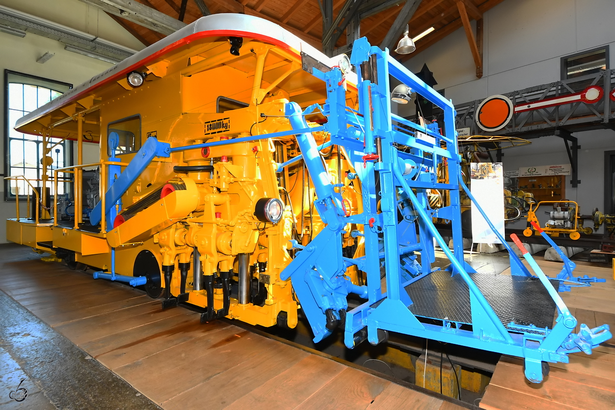 Diese 1956 gebaute Stopfmaschin mit Hebe- und Nivelliereinrichtung Plassermatic VKR 04 der Franz Plasser Bahnbaumaschinen Industriegesellschaft m.b.H. ist die erste Nivellierstopfmaschine der Welt. (Lokwelt Freilassing, August 2020)