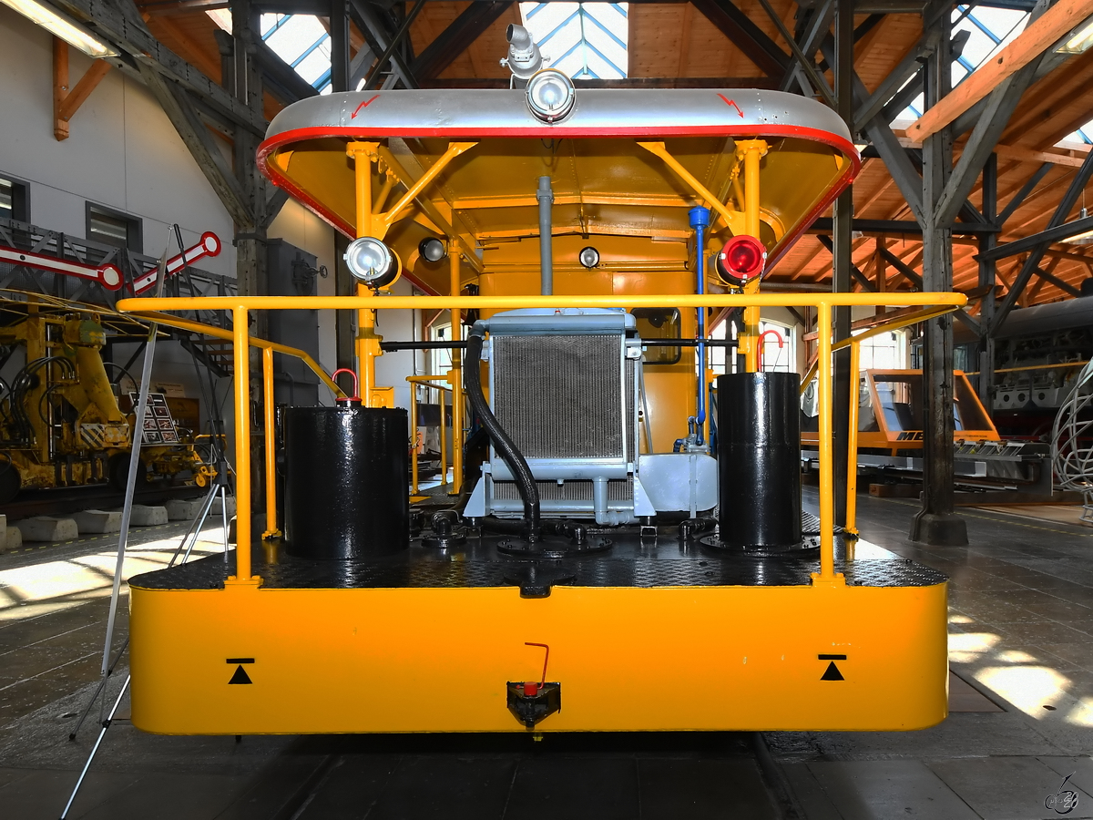 Diese 1956 gebaute Stopfmaschin mit Hebe- und Nivelliereinrichtung Plassermatic VKR 04 der Franz Plasser Bahnbaumaschinen Industriegesellschaft m.b.H. ist die erste Nivellierstopfmaschine der Welt. (Lokwelt Freilassing, August 2020)