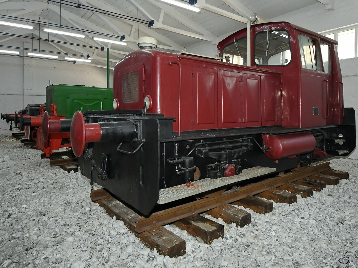 Diese 1957 im Dortmunder O&K Werk gebaute Diesellokomotive von Typ MV6b ist eine der vielen Werkslokomotiven in der Sammlung des Oldtimermuseums in Prora. (April 2019)