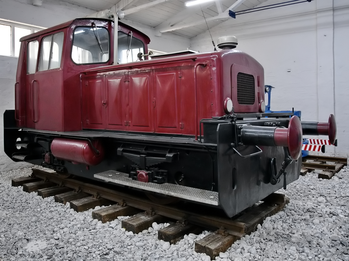 Diese 1957 im Dortmunder O&K Werk gebaute Diesellokomotive von Typ MV6b ist eine der vielen Werkslokomotiven in der Sammlung des Oldtimermuseums in Prora. (November 2022)