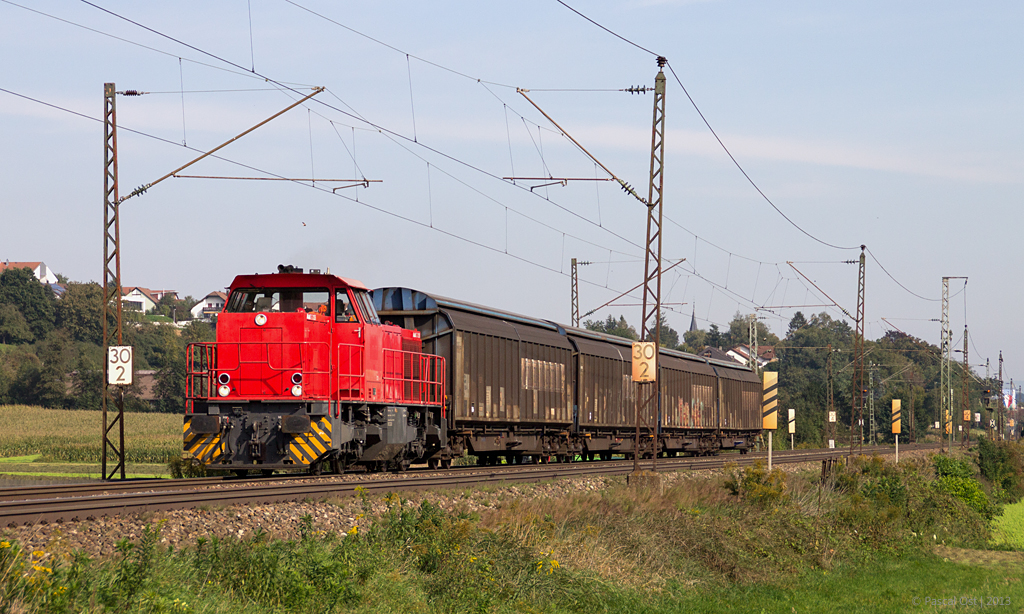 Diese von 275 833 angefhrte modellbahngerechte Fuhre lie sich am 2. Oktober 2013 auf der Filsbahn bei Ebersbach ablichten.