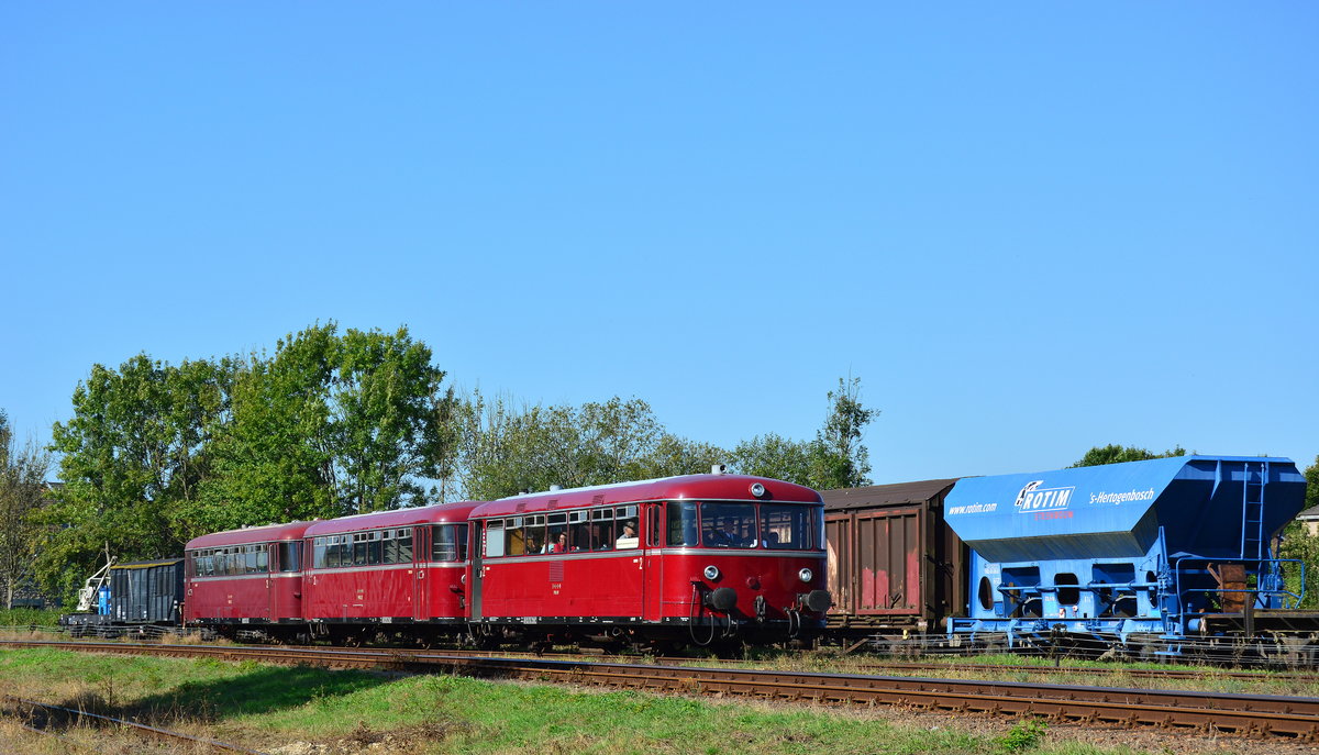Diese 3 fach Traktion Uerdinger bestehend aus 2 Beiwagen und einem Motorwagen pendelte als Museumszug zwischen Shin op Geul und Vetschau hin und her.

Simpelveld 25.09.2016