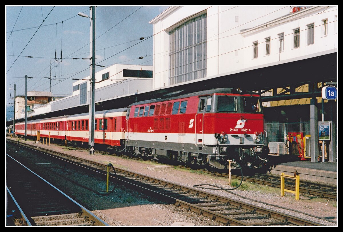 Diese alltägliche Situation gab es früher am Grazer Hauptbahnhof mehrmals täglich zu beobachten. Eine 2143 steht mit einem Schlierenzug Richtung Steirische Ostbahn am Bahnsteig 1 bereit. Heute ist alles nur noch Erinnerung. Mein Bild entstand am 14.09.2002.