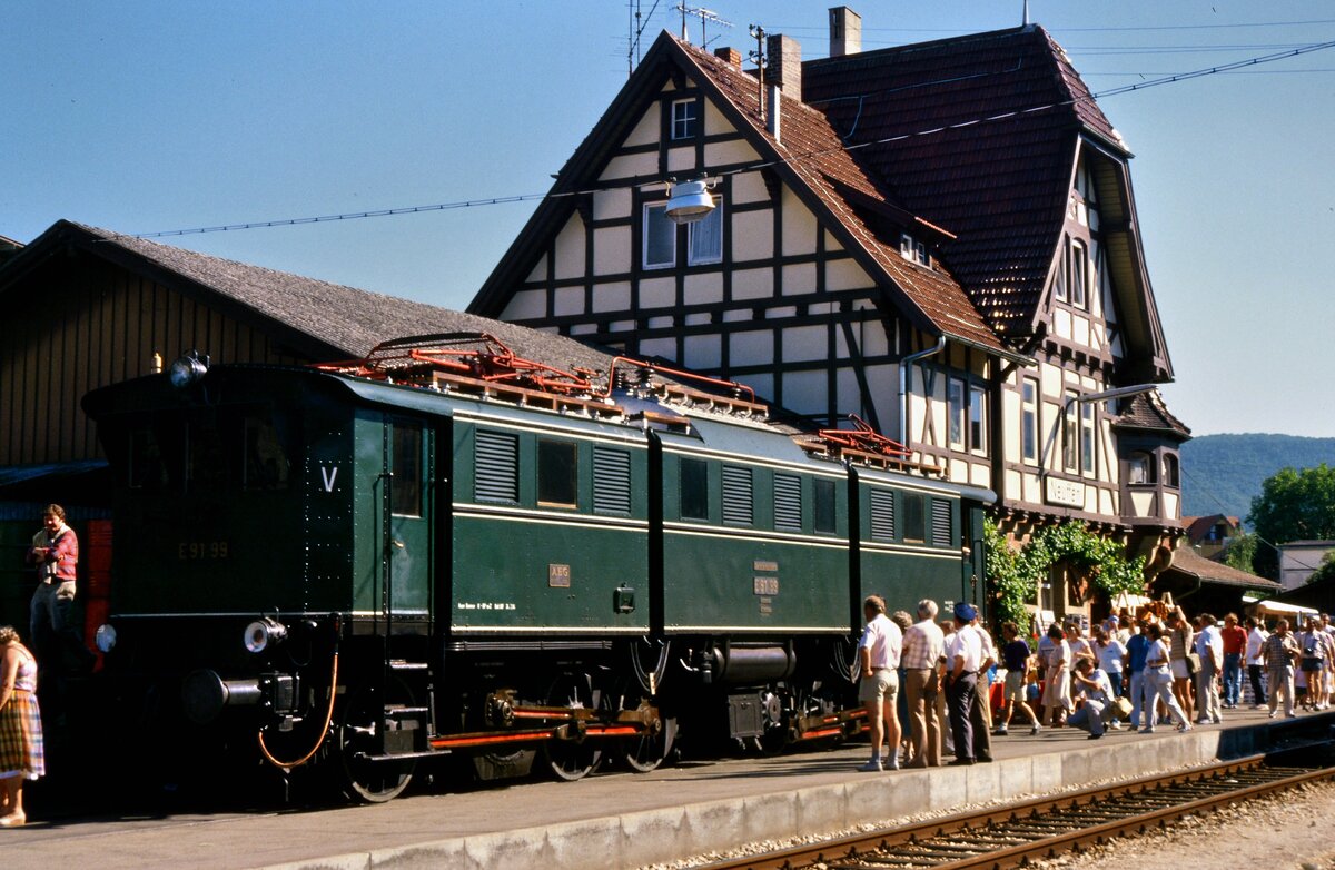 Diese Altbauelektrolokomotive der Baureihe E 91 war nie zuvor auf den Gleisen der W�rttembergischen Eisenbahngesellschaft und auch nie wieder danach! Eine Altbauellok der Baureihe E 91 (bayerische Baureihe EG5) auf den Gleisen der T�lesbahn (WEG)! Die Veranstalter m�ssen sehr f�hig gewesen sein! 
Datum leider unbekannt (Bahnhofsfest 1988?)