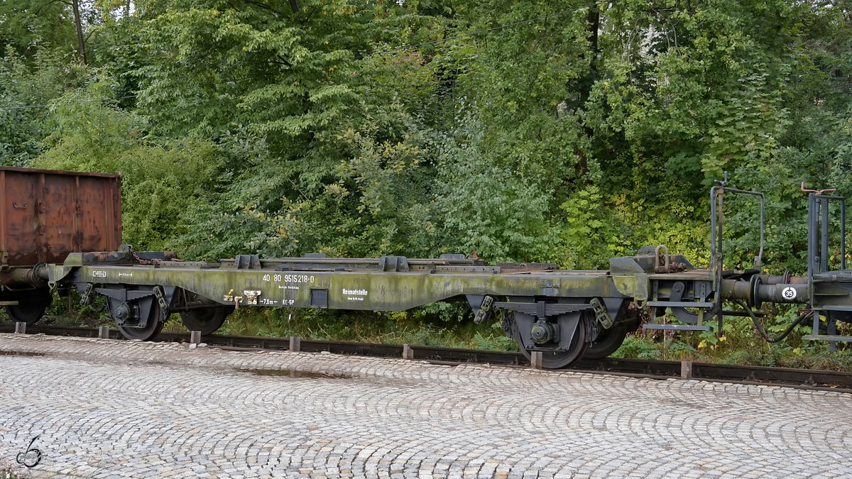 Diese alte Flachwagen (40 80 9515 218-0) der DR war Ende September 2020 auf dem Gelände des sächsischen Eisenbahnmuseums Chemnitz-Hilbersdorf abgestellt.