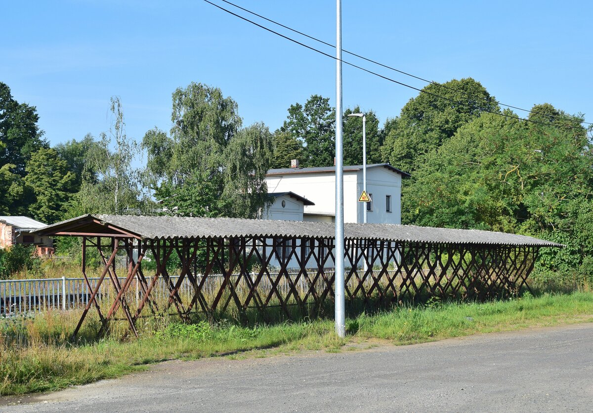 Diese alten Fahhradständer sind mir schnell ins Auge gefallen. An Hand der Menge der Fahhradstellplätze kann man vermuten das hier einst deutlich mehr los war.

Großbothen 12.08.2021

