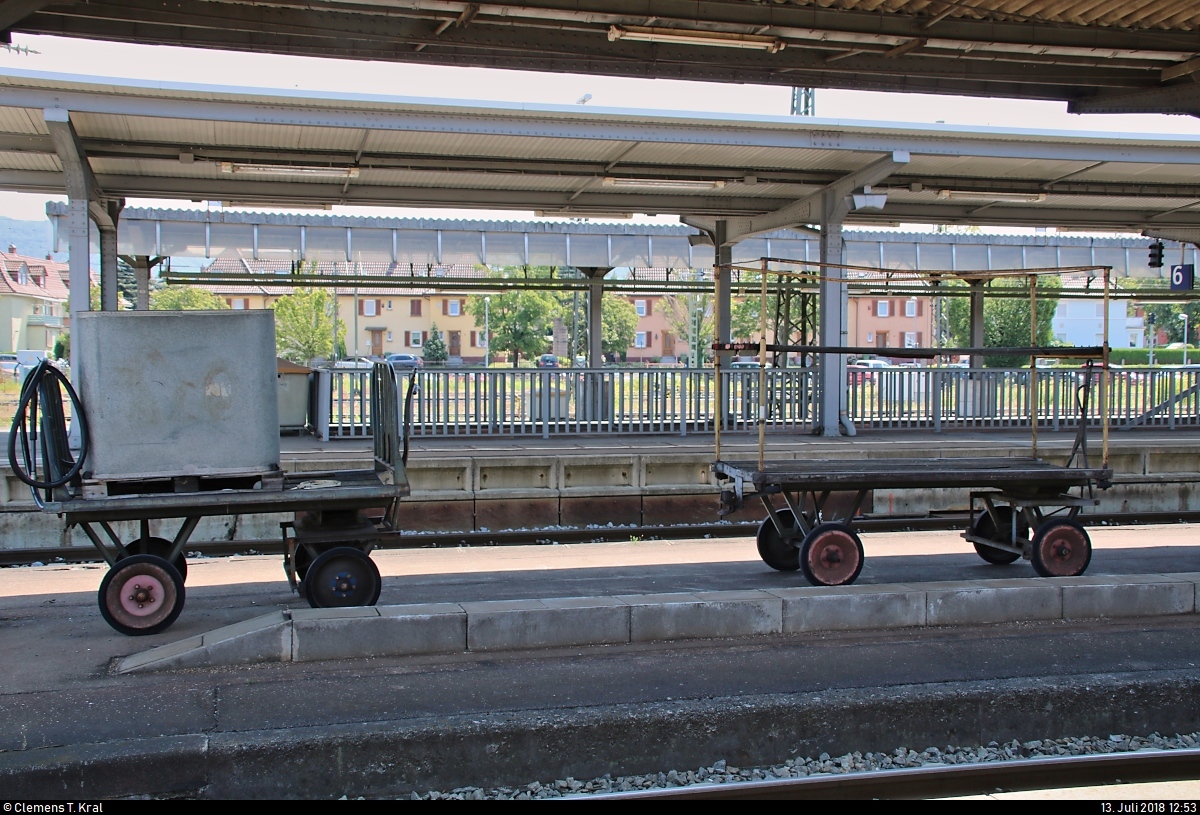Diese alten Handwagen für Gepäck o.ä. konnte ich im Bahnhof Offenburg zwischen Gleis 4 und 5 aufnehmen.
[13.7.2018 | 12:53 Uhr]