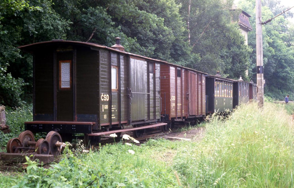 Diese alten Schmalspurwagen standen schon zu Zeiten der CSD, hier am 21.6.1988,
für Museum Bahn Zwecke in Jindrichuv Hradec.