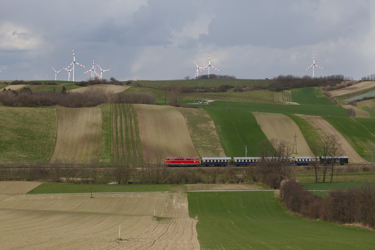 Diese Aufnahme des Sonderzugs des Vereins Neue Landesbahn mit der 2143.70 an der Spitze ist am Ostermontag zwischen Dobermannsdorf und Hauskirchen entstanden, ein Tag, an dem wahrlich Aprilwetter geherrscht hat. (06.04.2015)