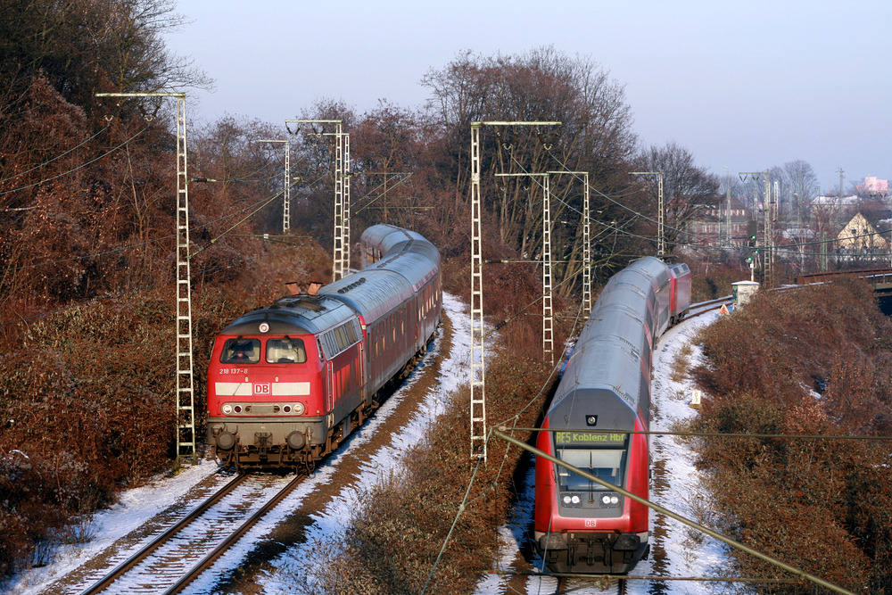 Diese Aufnahme entstand als die 218er (hier 137) noch von Köln in die Eifel fuhren.
Mittlerwurde wurden sogar die nachfolgenden Triebzüge der Baureihe 644 von den neuen Vareo-Lint abgelöst.
Aufnahmedatum: 11.01.2009