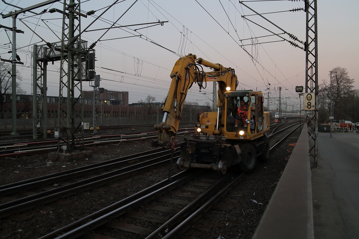 Diese Aufnahme entstand am Abend des 13.03.2014 in Köln-Deutz. Ein Zweiwegebagger ist gerade mit dem Aufgleisen beschäftigt, um danach wieder seine Aufgaben, im Rahmen der Sanierung der zwei südlichen Gleise auf der Hohenzollernbrücke, übernehmen zu können.
