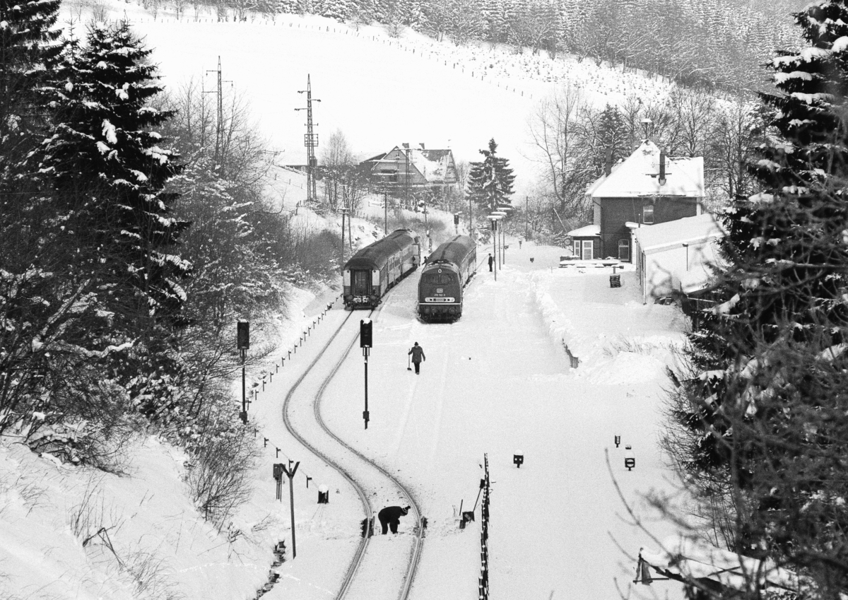 Diese Aufnahme macht deutlich, dass das Kreuzungsgleis in Silbach  unter der Woche  regulär nicht benutzt wurde. Am 13.2.1983 war der Fahrplan durch den Sonderzugverkehr durcheinander geraten, so dass die Kreuzung zweier planmäßiger Eilzüge nach Silbach verlegt werden musste. 
