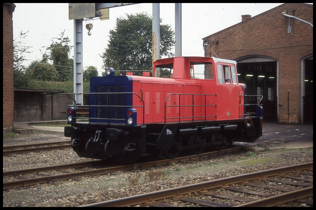 Diese Barclay Diesellok tat einst in Militärfarben Dienst bei der britischen Rheinarmee. Am 30.9.1994 stand sie nach einer Wiederaufarbeitung in der Werkstätte der Teutoburger Wald Eisenbahn zur Probefahrt in Lengerich Hohne bereit.