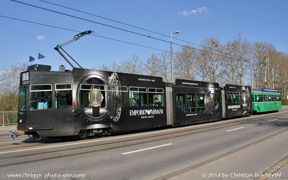 Diese Be 4/6S Sänfte 683 der BVB in Emporio Armani Farben auf dem Viadukt des Zoo Dorenbach am 28.3. 2014 in Basel.