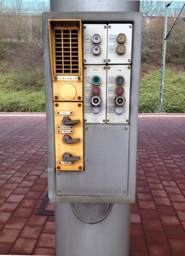 Diese Bedientafel dient im Bahnhof Kassel Wilhelmshöhe dem abfertigen der Züge. Aufgenommen am 10.12.13
