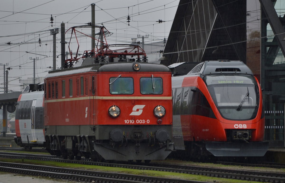 Diese beide Fahrzeuge trennen etwa 50 Jahre! Die 1010 003
hat sich am 06.11.20106 bei sehr bescheidenem Wetter in Wels am 4024 008 vorbeigeschummelt!