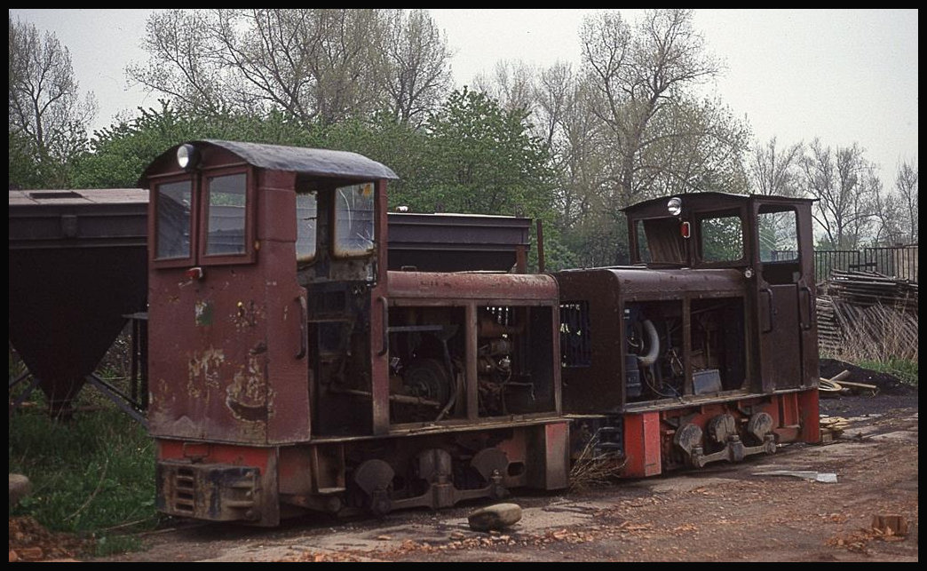 Diese beiden Feldbahnloks standen am 6.5.1993 nahe Eisenach bei einer stillgelegten Ziegelei im Freigelände.