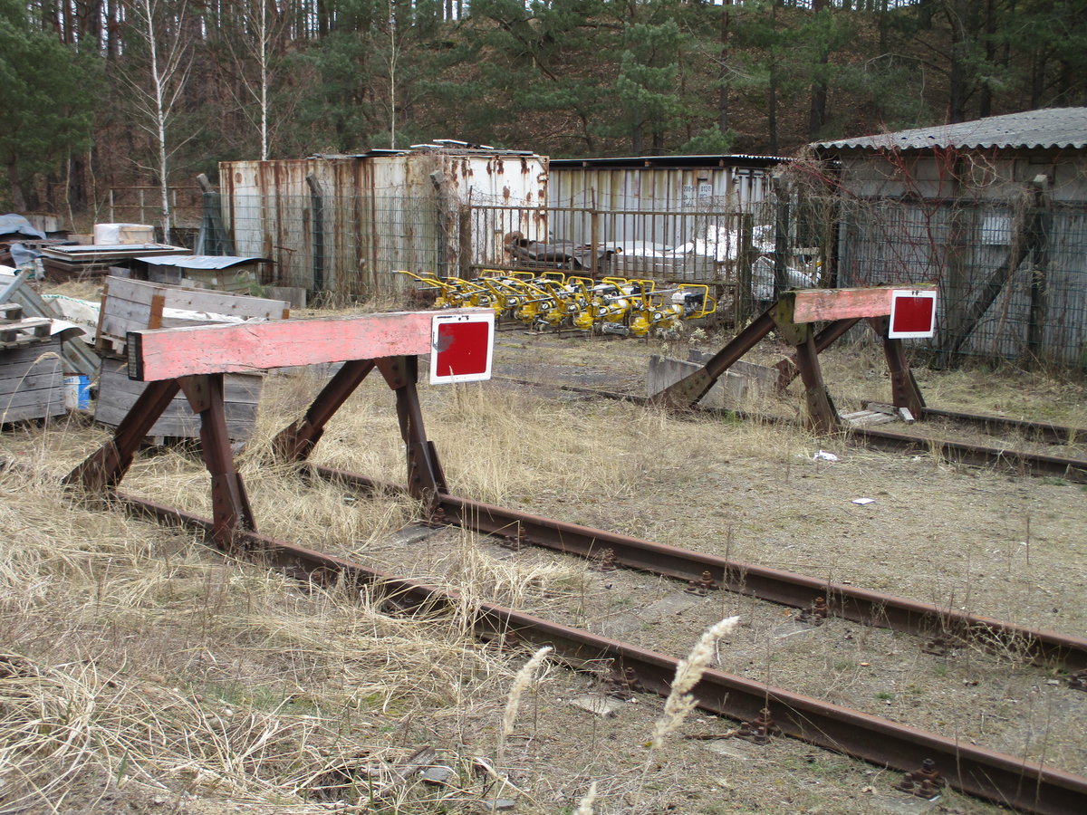 Diese beiden Prellböcke fand ich,am 20.März 2021,in Neustrelitz.