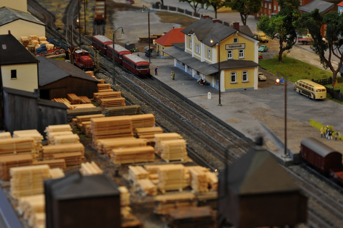 Diese Bild gibt einen kleinen Überblick über das Modell: Rechts das Bahnhofsgebäude, links das Sägewerk Hübel&Platzer. Der Schienenbus steht auf Gleis 1. Nach  oben  hinaus geht es Richtung Bärnau, in die andere Richtung zur Hauptbahn nach Wiesau. (Bahnhofsmodell Tirschenreuth), 03.04.2015
