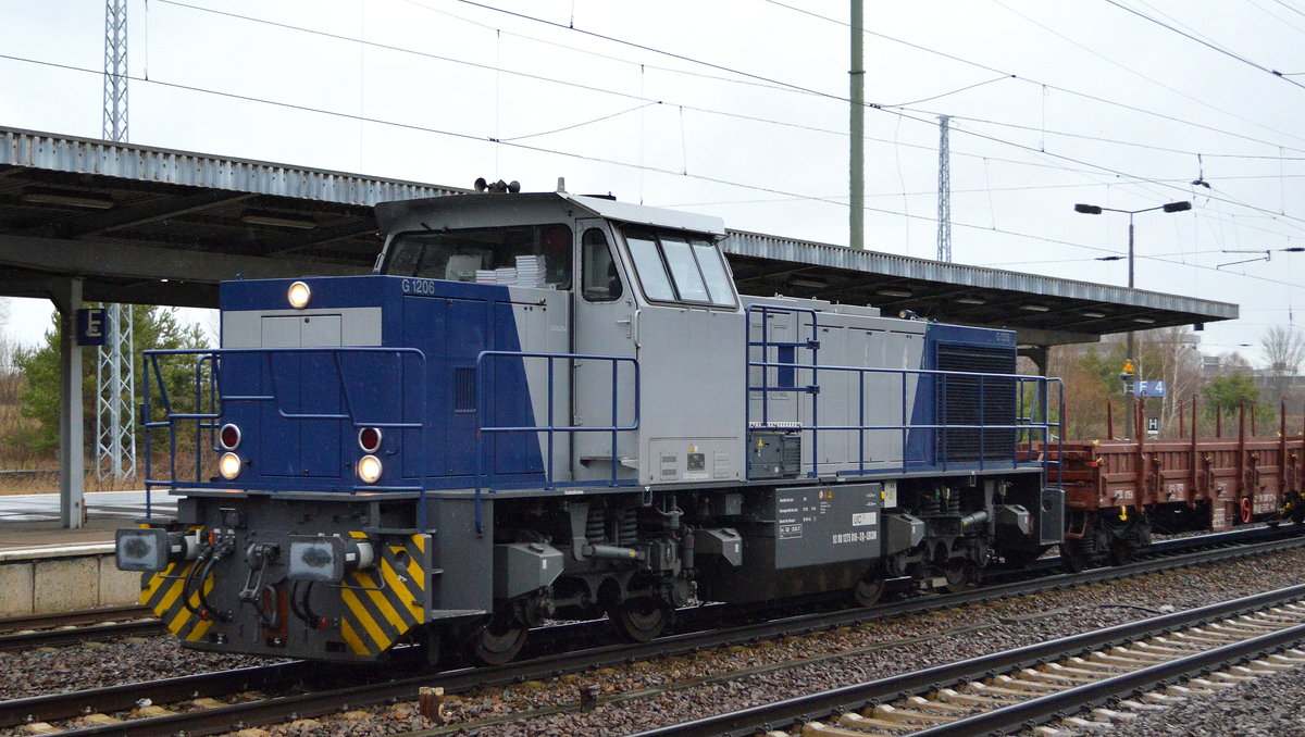 Diese blau-silberne G 1206 (ehemalige RBH 830) ist aktuell eine aus der LOCON Flotte (92 80 1275 818-3 D-LOCON), hier unterwegs mit einigen Drehgestell-Flachwagen am 11.12.18 Durchfahrt Bf. Flughafen Berlin-Schönefeld. 