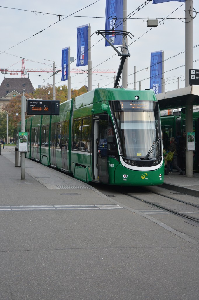 Diese Bombardier - Flexity 2  5002  fährt am 13.10.2015 auf der Linie 1. Aufgenommen am Bahnhof SBB in Basel.

