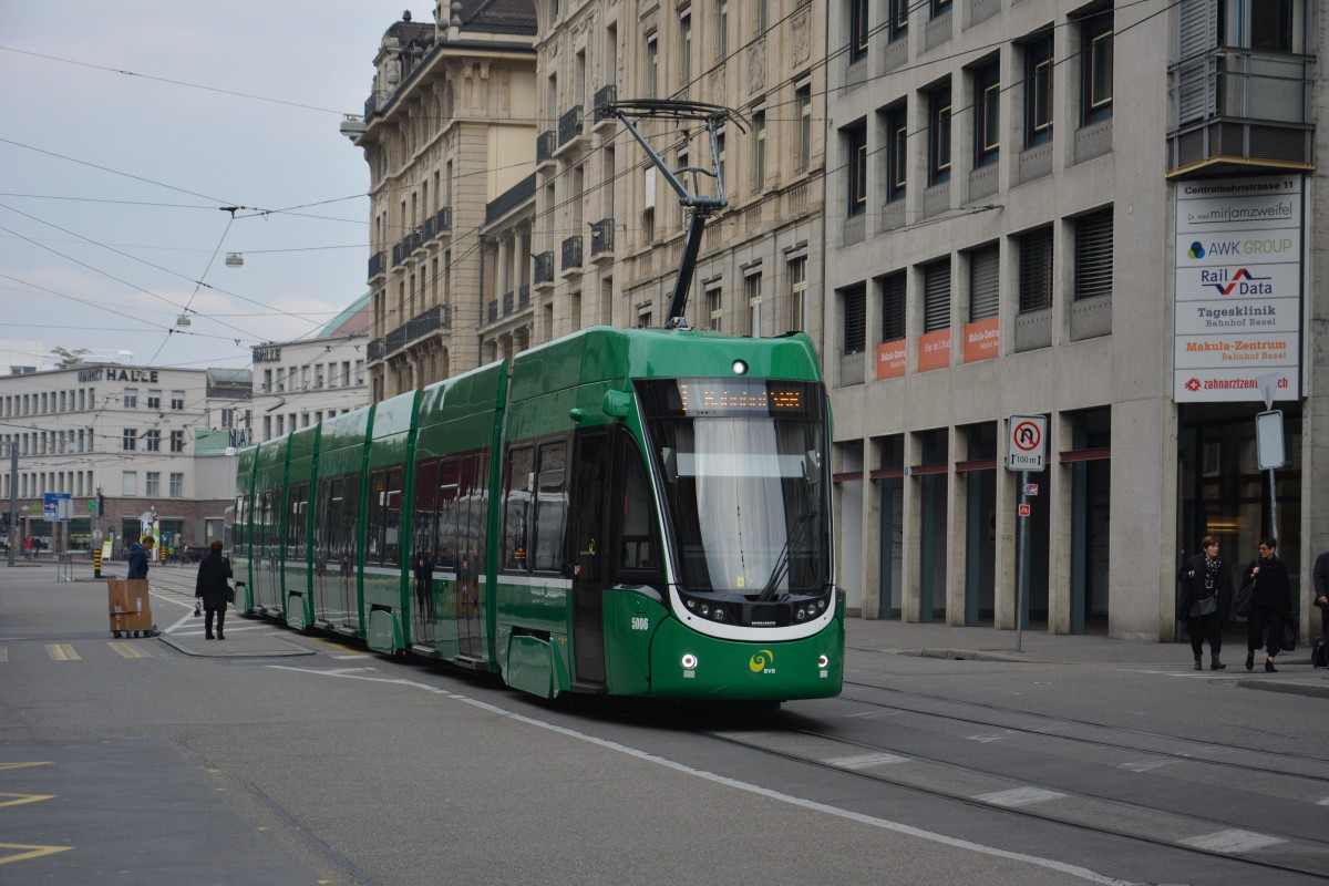 Diese Bombardier - Flexity 2  5006  fährt am 13.10.2015 auf der Linie 1. Aufgenommen am Bahnhof SBB in Basel.
