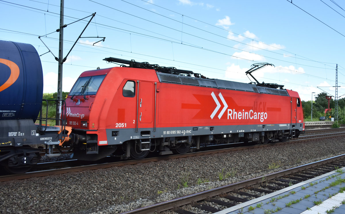 Diese BR 185 582-4 der Rhein Cargo bei der Durchfahrt am Bahnhof Büchen. 26.06.2017