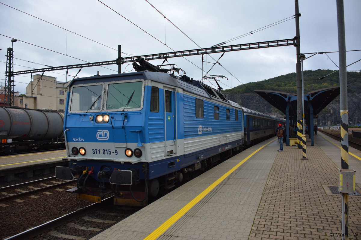 Diese BR 371 (371 015-9) zieht am 24.09.2017 einen EuroCity von Berlin nach Prag. Aufgenommen im Hauptbahnhof von Usti nad Labem.