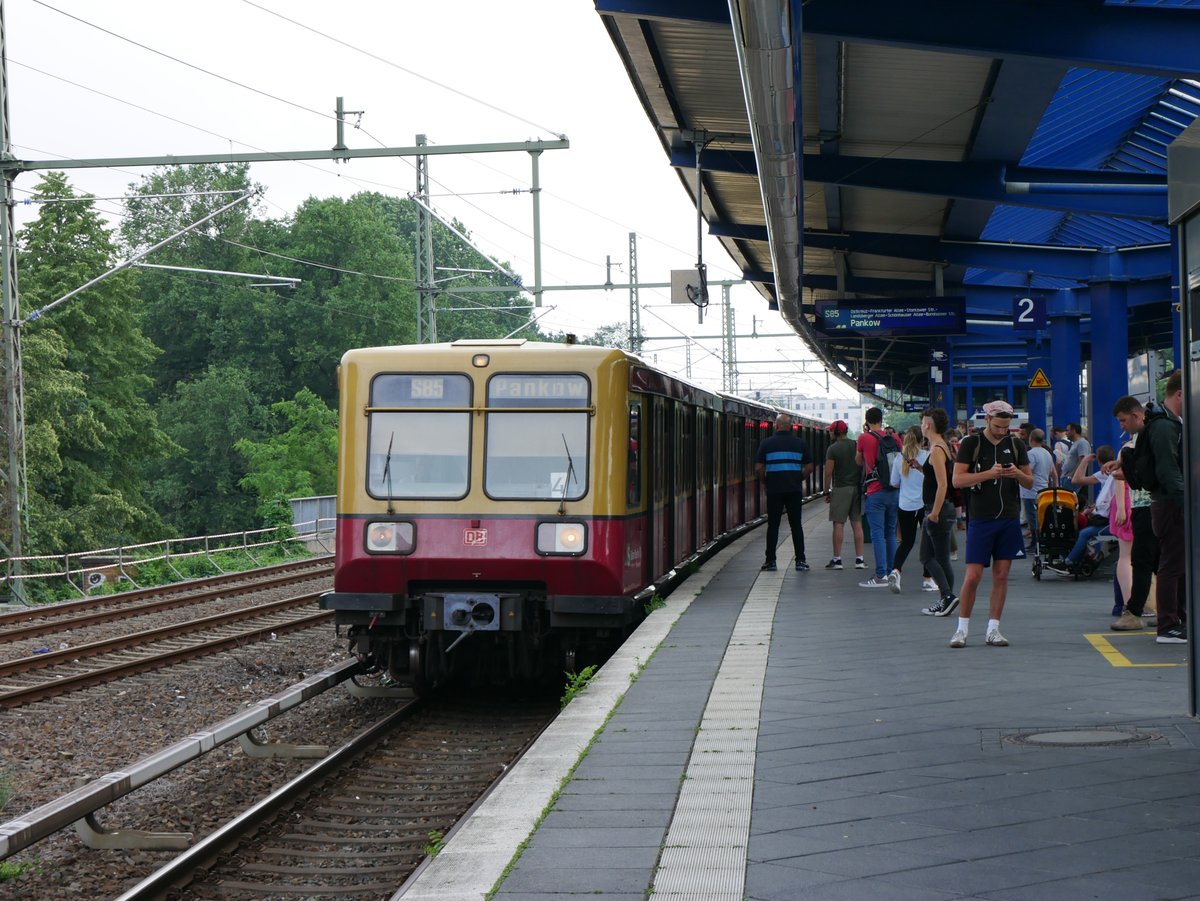 Diese BR480 stand am 02.06.2018 als S85 im Bahnhof Treptower Park.