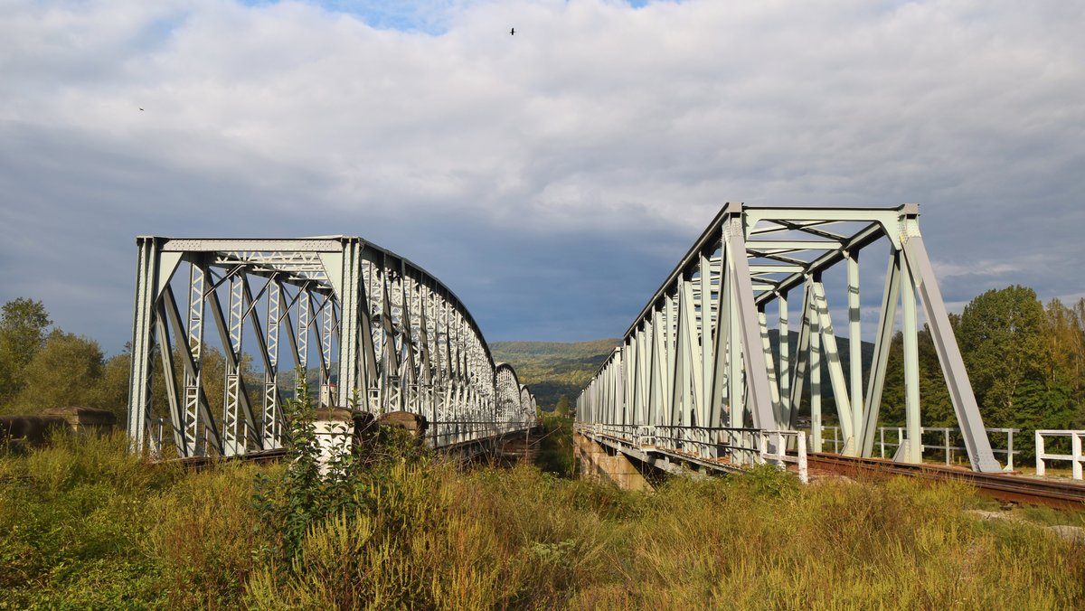 Diese Brücke steht etwa 15 Kilometer nördlich von Ramnicu Valcea auf der Strecke nach Calimanesti. Aufnahme vom 23.09.2017