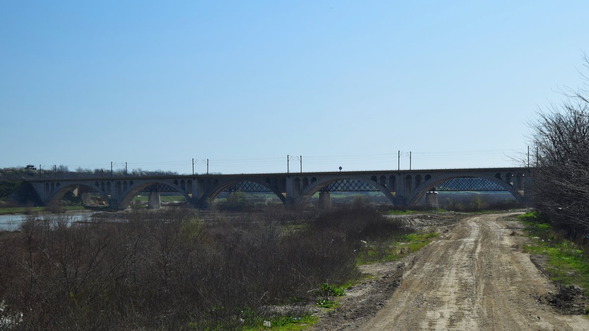 Diese Brücke steht nur wenige Kilometer östlich von Bahnhof Buzau, und etwa 130 Kilometer von Bukarest entfernt. Foto vom 09.04.2018
