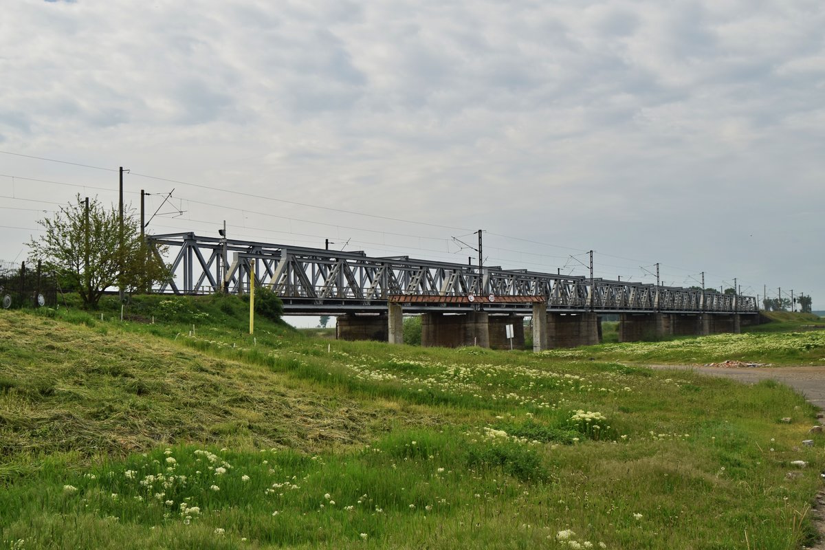 Diese Brcke berquert die Moldau etwa 2 Kilometer vor der Einfahrt in Bahnhof Roman aus Richtung Bacau. Foto vom 13.05.2017. Ansicht von der Westseite.