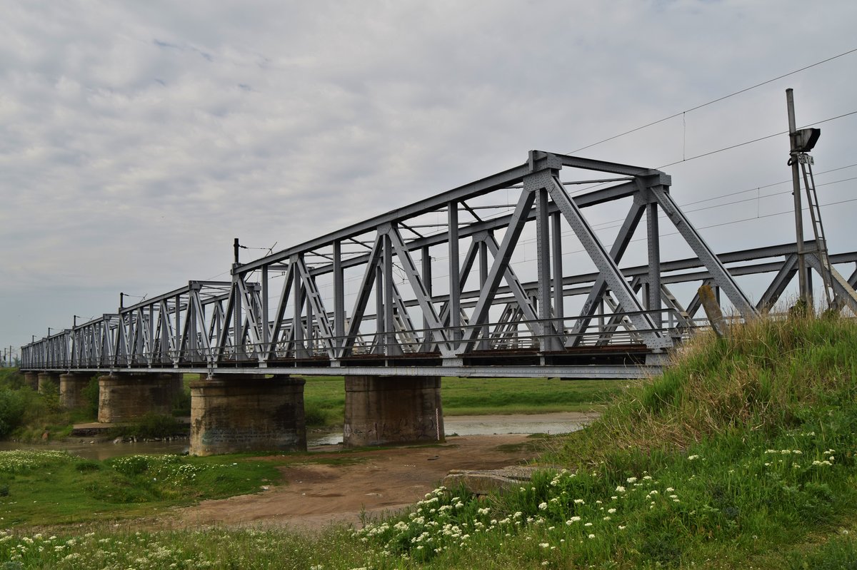 Diese Brcke berquert die Moldau etwa 2 Kilometer vor der Einfahrt in Bahnhof Roman aus Richtung Bacau. Foto vom 13.05.2017. Ansicht von der Ostseite.
