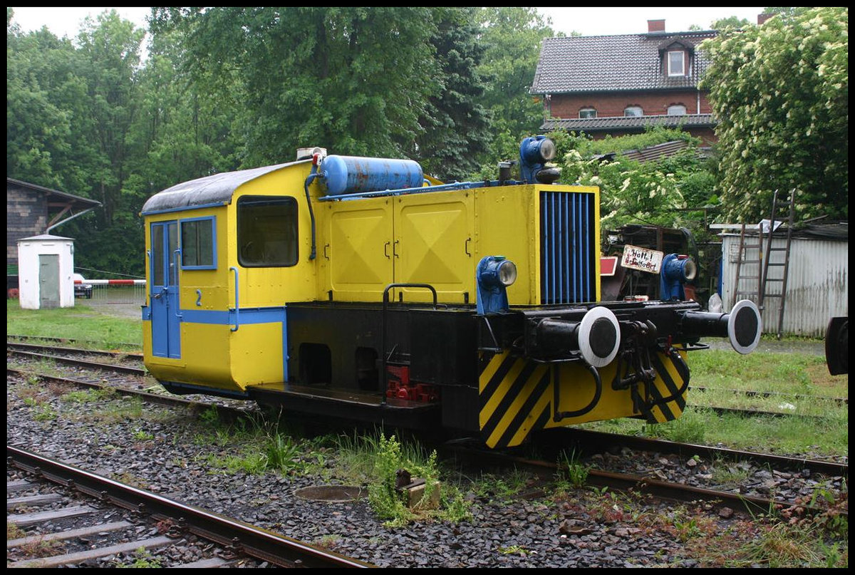 Diese bunte Köf Lok 2 der Unirail stand am 28.5.2007 auf dem Museumsgelände in Salzgitter Klein Mahner.