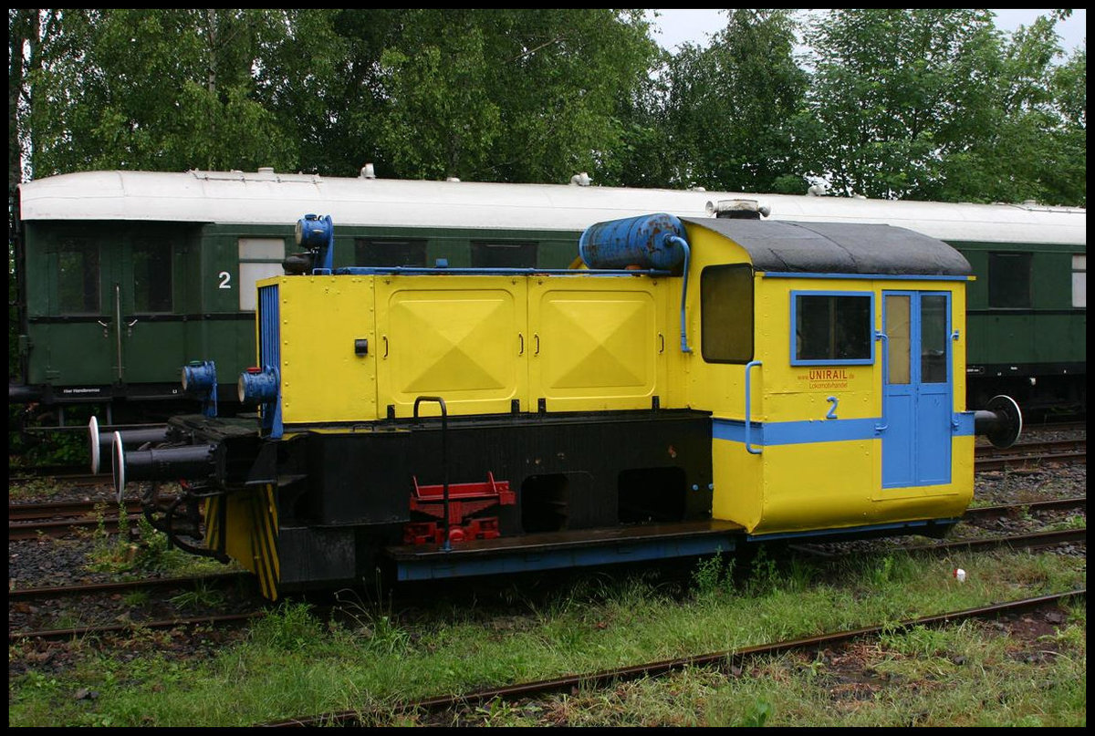 Diese bunte Köf Lok 2 der Unirail stand am 28.5.2007 auf dem Museumsgelände in Salzgitter Klein Mahner.