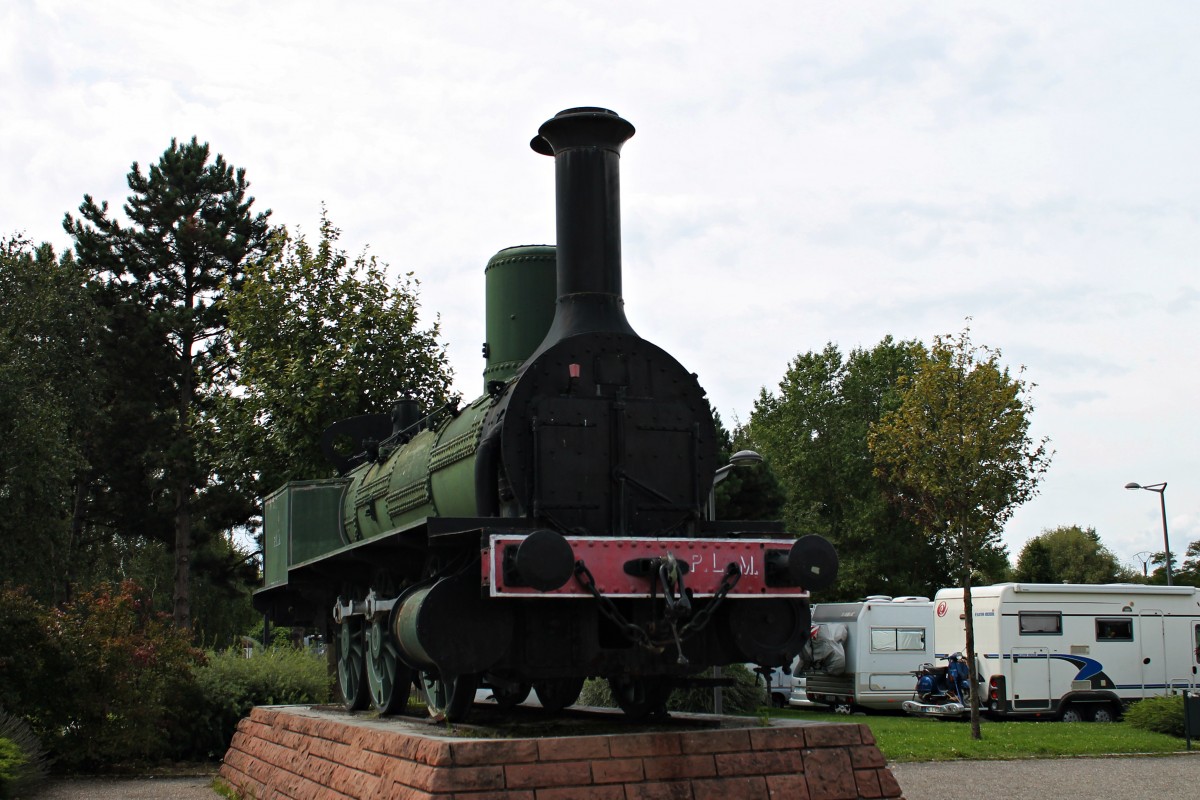 Diese Dampflokomotive von der PLM steht als Denkmal vor dem Eisenbahnmuseum  Cité du Train  in Mulhouse. (20.08.2014)