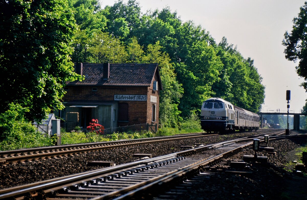 Diese DB-Diesellok hatte die Nummer 218 218-6! Leider weiß ich nicht so genau, auf welcher Bahnstrecke sie gefahren ist (Raum Nürnberg).
Datum: 25.05.1985