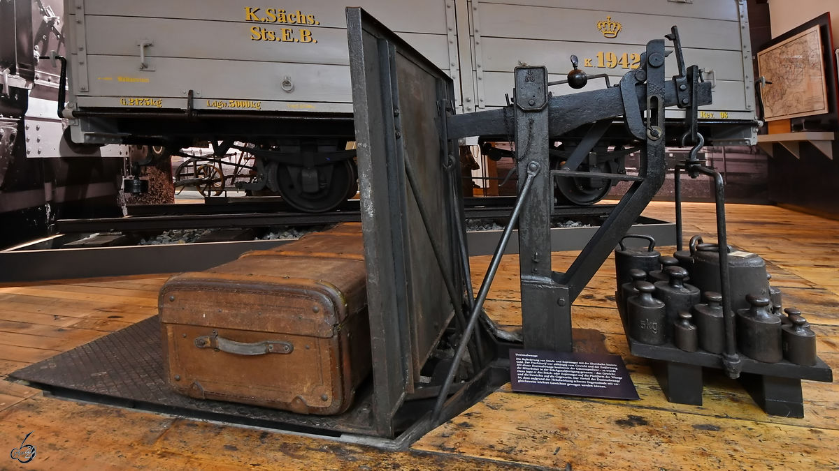 Diese Dezimalwaage wurde in der Stückgutabfertigung zur Preisberechnung von Stück- und Expressgut eingesetzt und ist im Sächsischen Schmalspurbahnmuseum Rittersgrün erhalten geblieben. (eptember 2020)