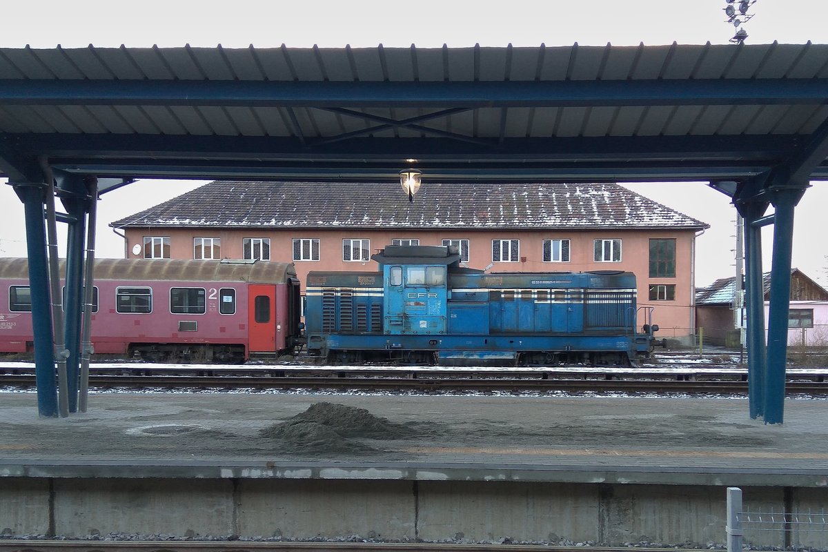 Diese Diesellok des Baureihe 89 manvriert eine Regio-Garnitur am 02.12.2016 in Bahnhof Targu Mures.