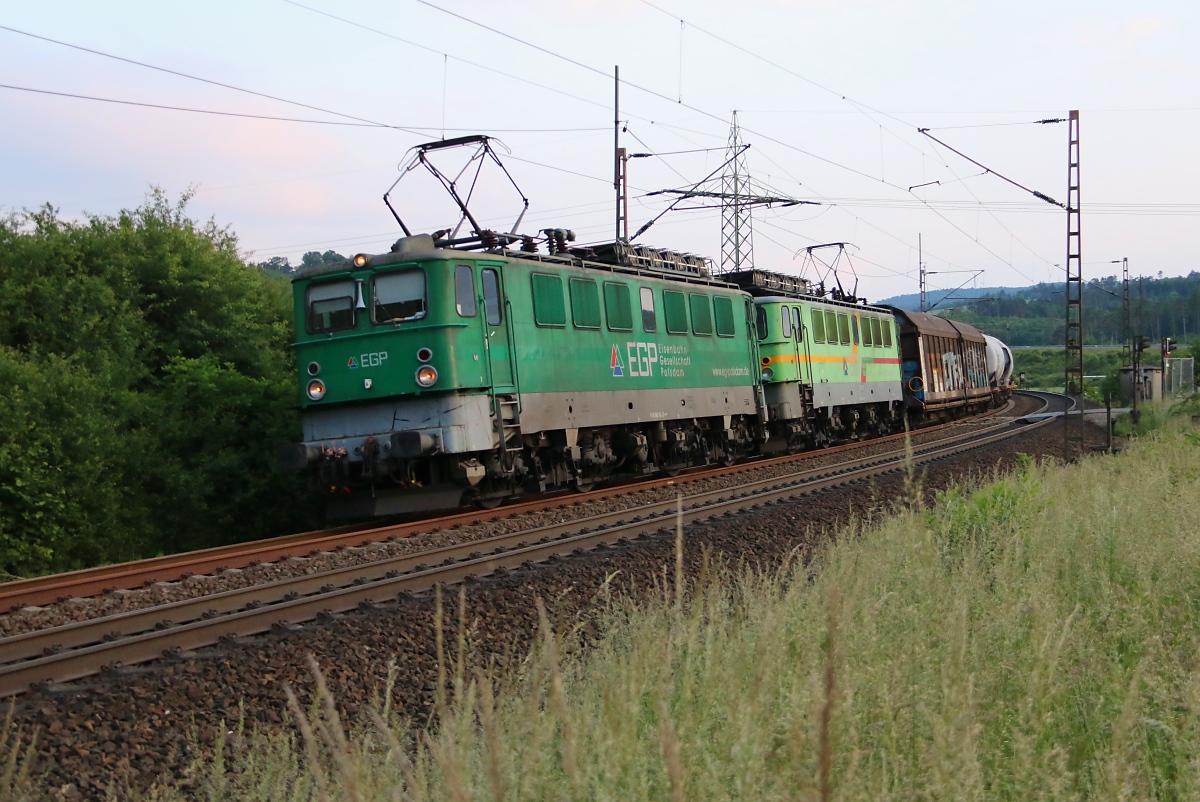 Diese Doppeltraktion aus 142 150-2 und 142 159-3 bespannte am 01.06.2014 einen Güterzug in Richtung Norden. Aufgenommen zwischen Eichenberg und Friedland(HAN).