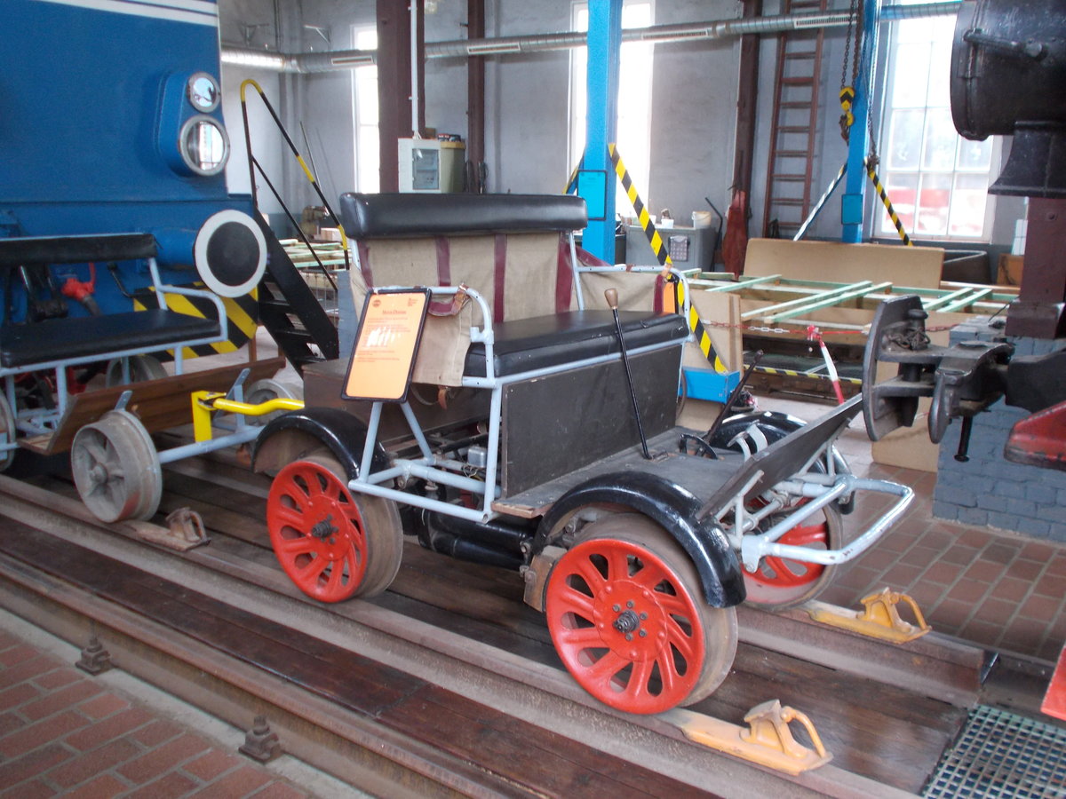 Diese Draisine stammt aus einem Privatbesitz und ist im Eisenbahnmuseum Gramzow im dortigen Lokschuppen zufinden.Aufnahme vom 26.August 2017.
