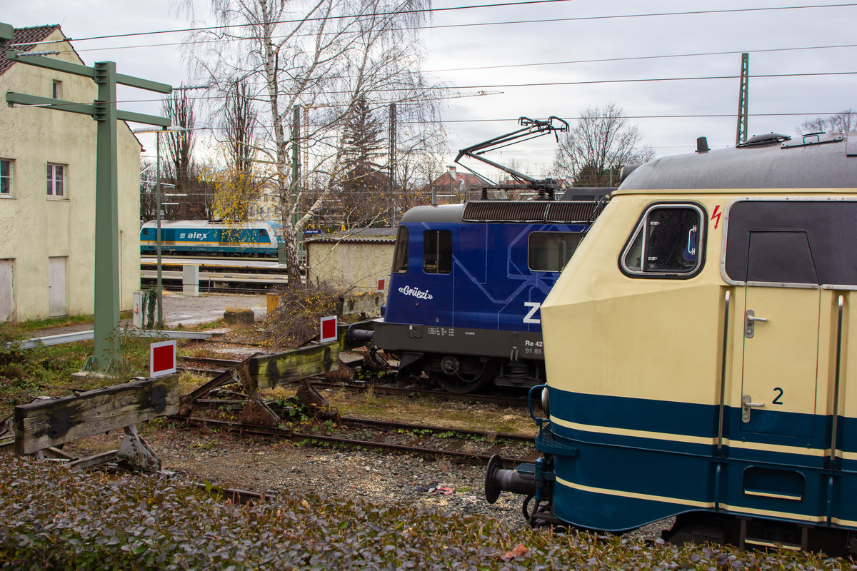 Diese drei Loks werden sich wohl in Zukunft nicht mehr sehen. Ein letztes gemeinsames Gruppenbild von 218 446, 421 383 und 223 063 in Lindau Hbf. 12.12.20