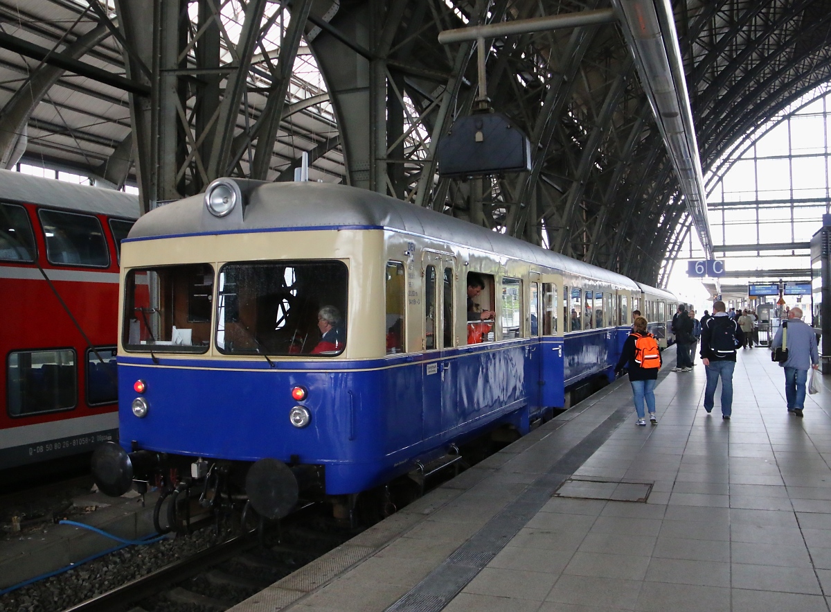Diese dreiteilige Triebzug-Garnitur war für den Shuttle-Verkehr zwischen Bremen Hbf und dem AW Bremen Sebaldsbrück bereitgestellt. Aufgenommen am 14.06.2014 im Bremer Hauptbahnhof.
