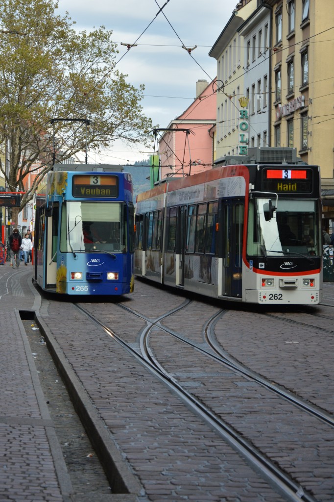 Diese Duewag GT8Z mit der Nummer  265/262  fährt am 18.10.2015 auf der Linie 3 durch Freiburg im Breisgau.
