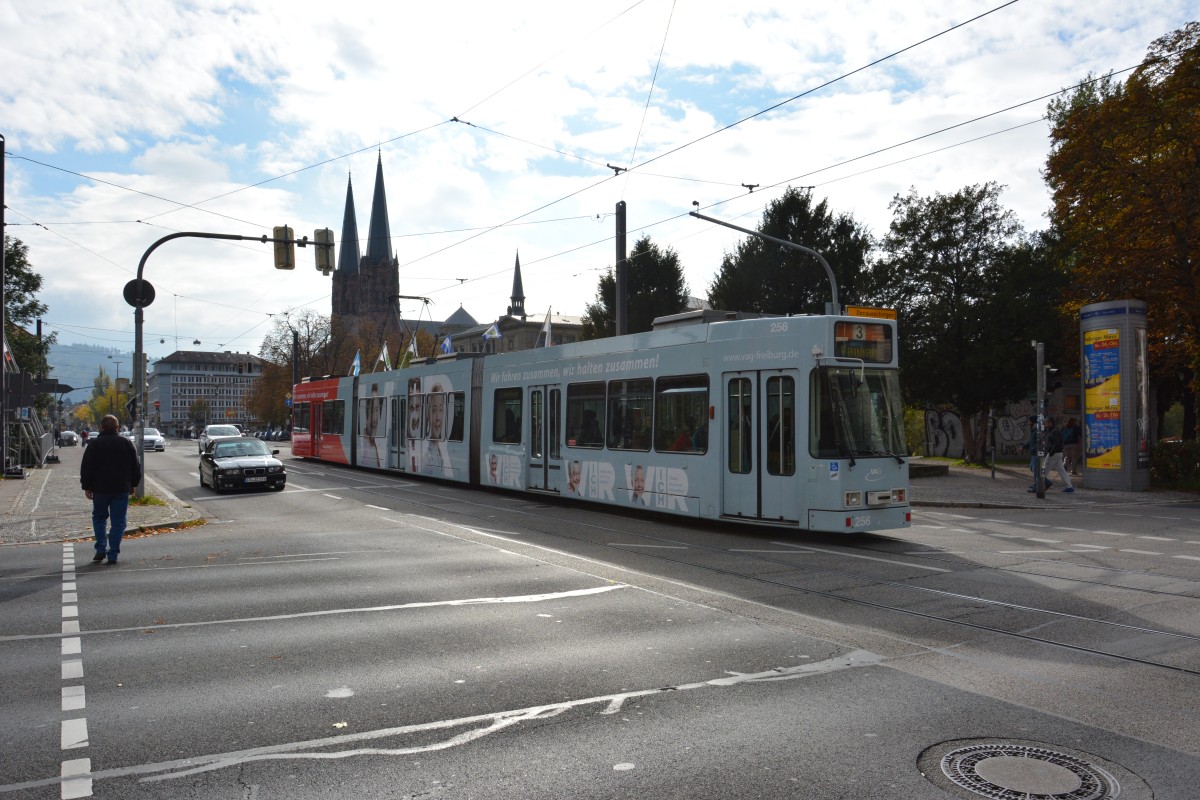 Diese Duewag GT8Z mit der Nummer  256  fährt am 18.10.2015 auf der Linie 3 durch Freiburg im Breisgau.
